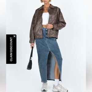 Lioness Kenny Bomber in Chocolate 🤎🐻
$109 new 

Size XS like new, oversized